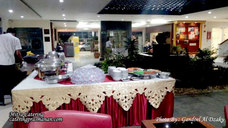 Catering prasmanan di UI Depok